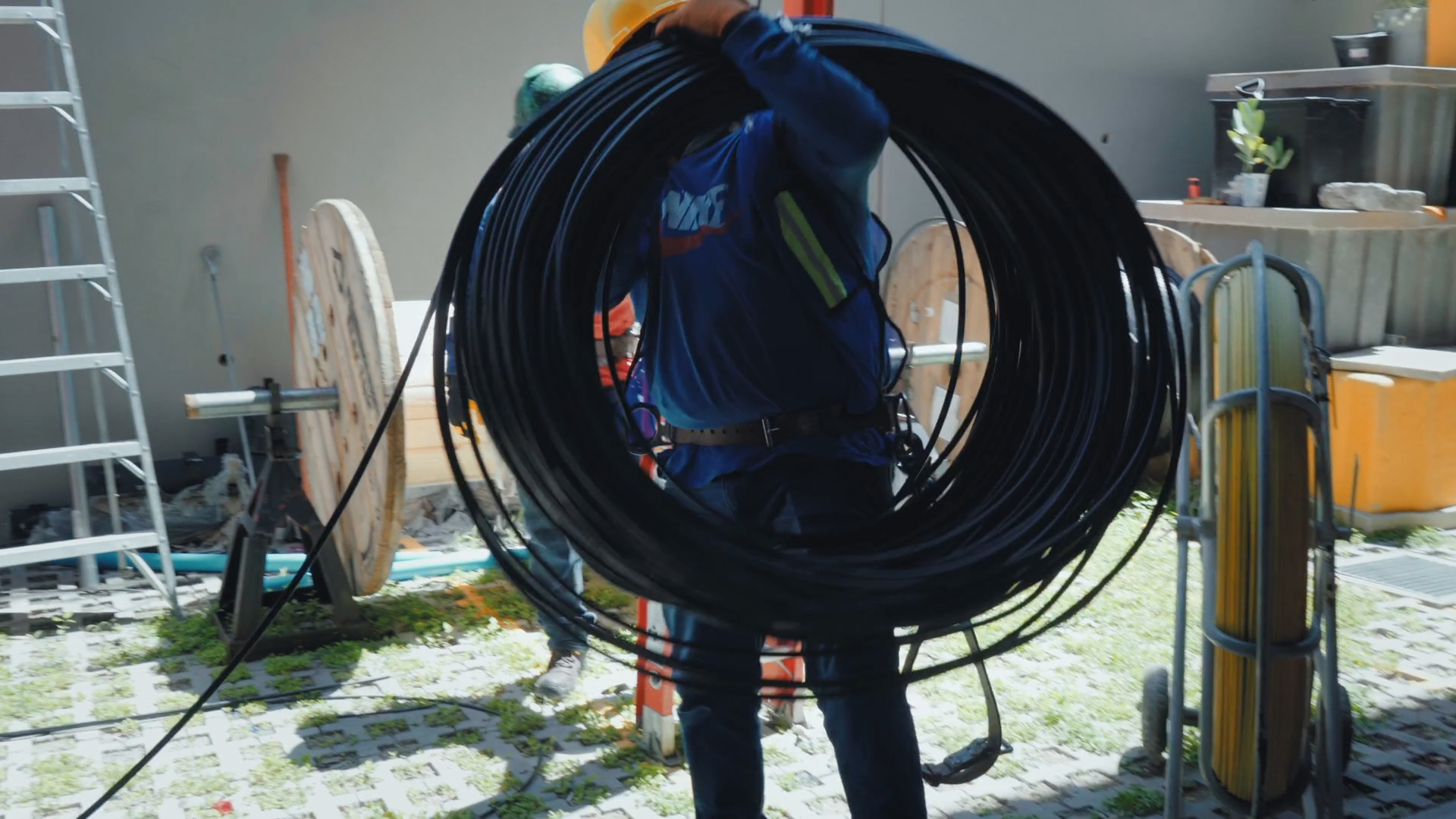 Especialista de Inpro Telecom trabajando en campo